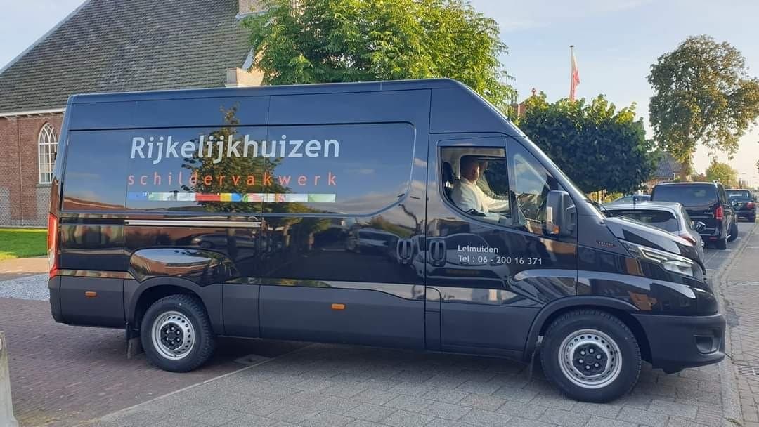 De bedrijfsbus van Rijkelijkhuizen Schildervakwerk in Leimuiden