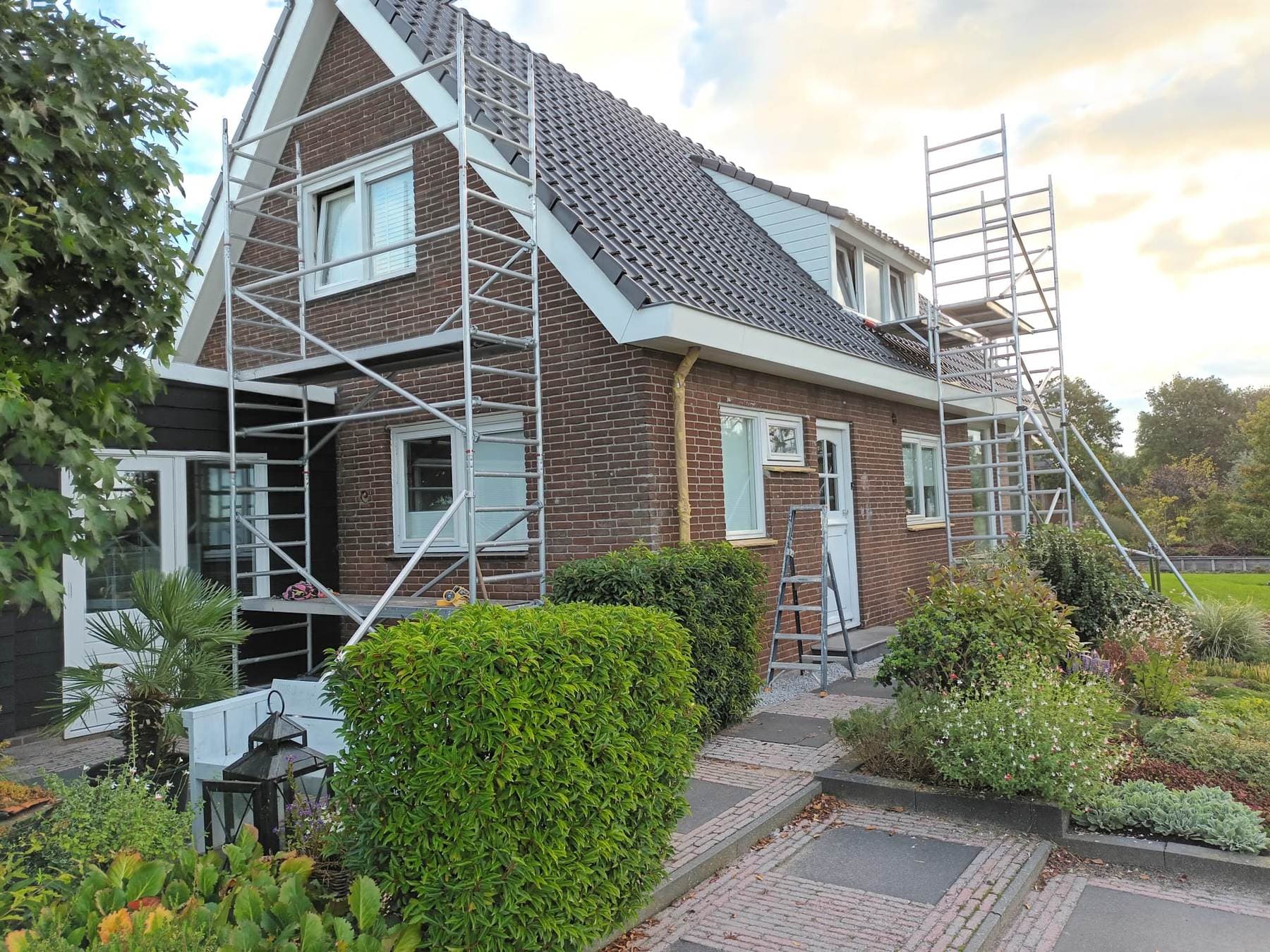 Woonhuis in de steigers tijdens buitenschilderwerk door Rijkelijkhuizen Schildervakwerk