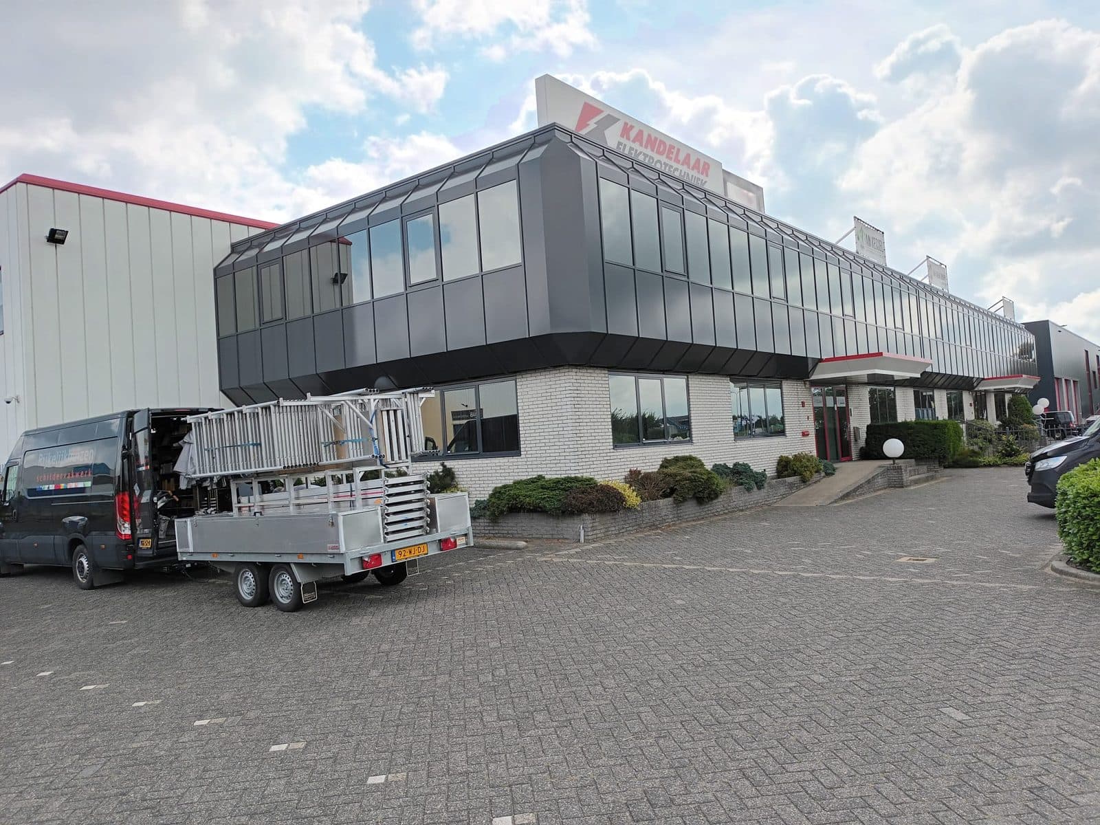 Bedrijfspand met bedrijfsbus en materiaal van Rijkelijkhuizen Schildervakwerk