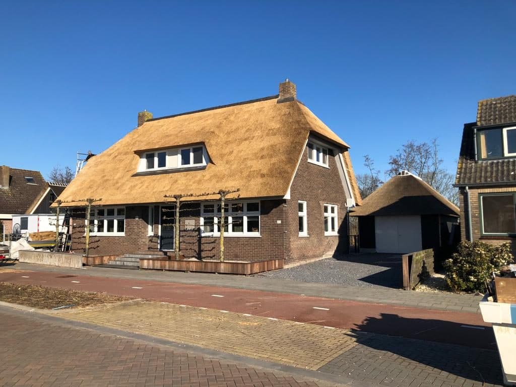 Rietgedekte villa met vers geschilderd houtwerk
